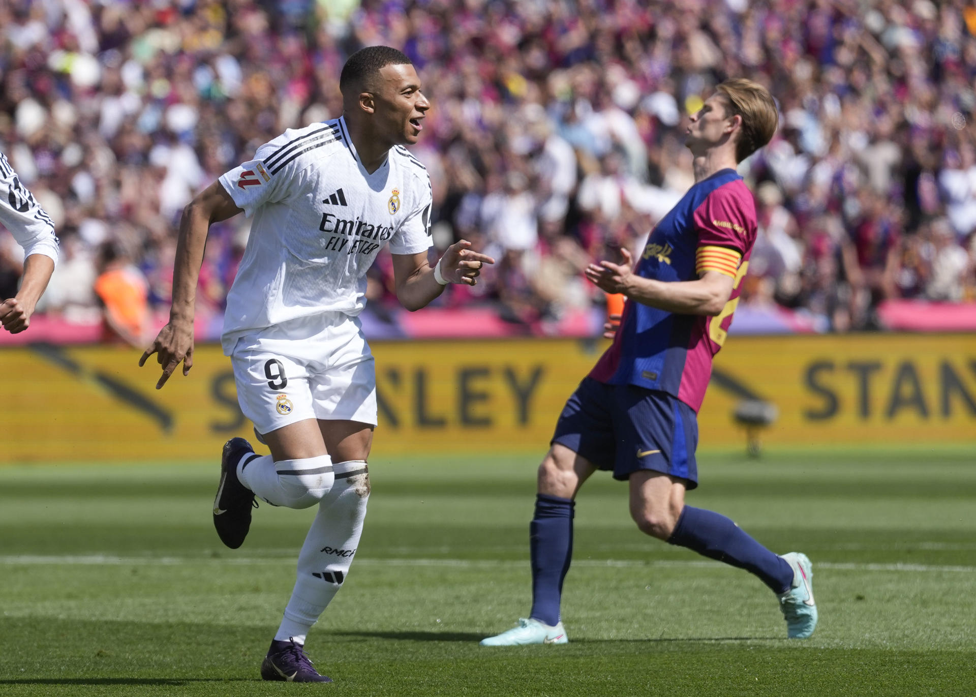 El delantero del Real Madrid, Kylian Mbappé (i), celebra su gol de penalti, durante el partido de la jornada 35 de LaLiga EA Sports entre el Barcelona y el Real Madrid, este domingo en el Estadi Olímpic Lluís Companys.-EFE/ Enric Fontcuberta