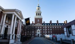 ¿Cuántos estudiantes latinos estudian en la Universidad de Harvard?