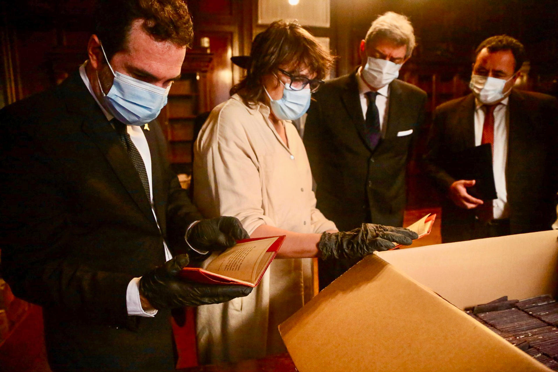 Fotografía cedida por la Corte Suprema de Justicia que muestra desde la izquierda al director Ejecutivo del Museo del Holocausto de Buenos Aires, Jonathan Karszenbaum; la investigadora del Museo del Holocausto de Buenos Aires, Marcia Ras; el presidente de la Corte Suprema, Horacio Rosatti, y el director del Centro de Asistencia Judicial Federal (CAJF), Pablo Lamounan, revisando documentos relacionados al nazismo. Varias cajas con libretas, postales, fotos y material de propaganda del nazismo que llegaron a Argentina en 1941 como parte de un envío diplomático alemán fueron halladas recientemente en dependencias de la Corte Suprema del país suramericano, informaron este domingo fuentes judiciales.EFE/ Corte Suprema de Justicia