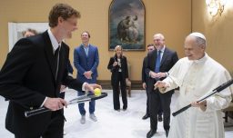 Sinner visitó a León XIV en el Vaticano y le regaló raquetas: Papa bromeó diciendo que lo "dejarían jugar en Wimbledon"