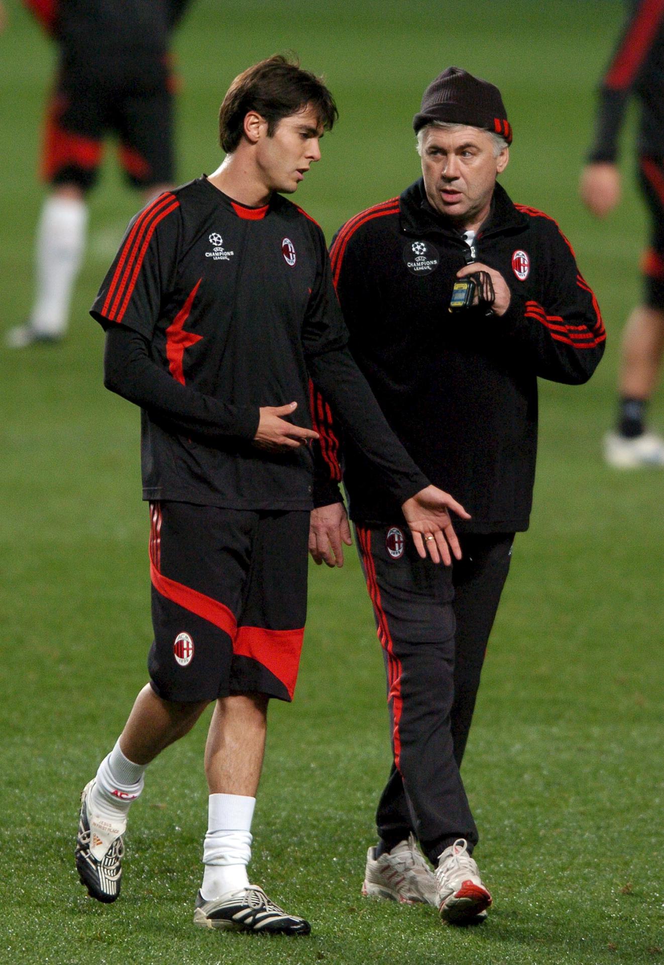 El entrenador del AC Milan, Carlo Ancelotti (D) y su jugador brasileño, Kaka, conversan durante el entrenamiento llevado a cabo hoy, 27 de noviembre de 2007, en el Estadio de la Luz, Lisboa, (Portugal), en la víspera de su encuentro de Liga de Campeones, grupo D, contra el Benfica de Lisboa. EFE/Manuel de Almeida