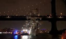 Insólito accidente en Nueva York: Buque escuela de la Armada mexicana impactó contra el puente de Brooklyn, rompió su mástil y causó heridos