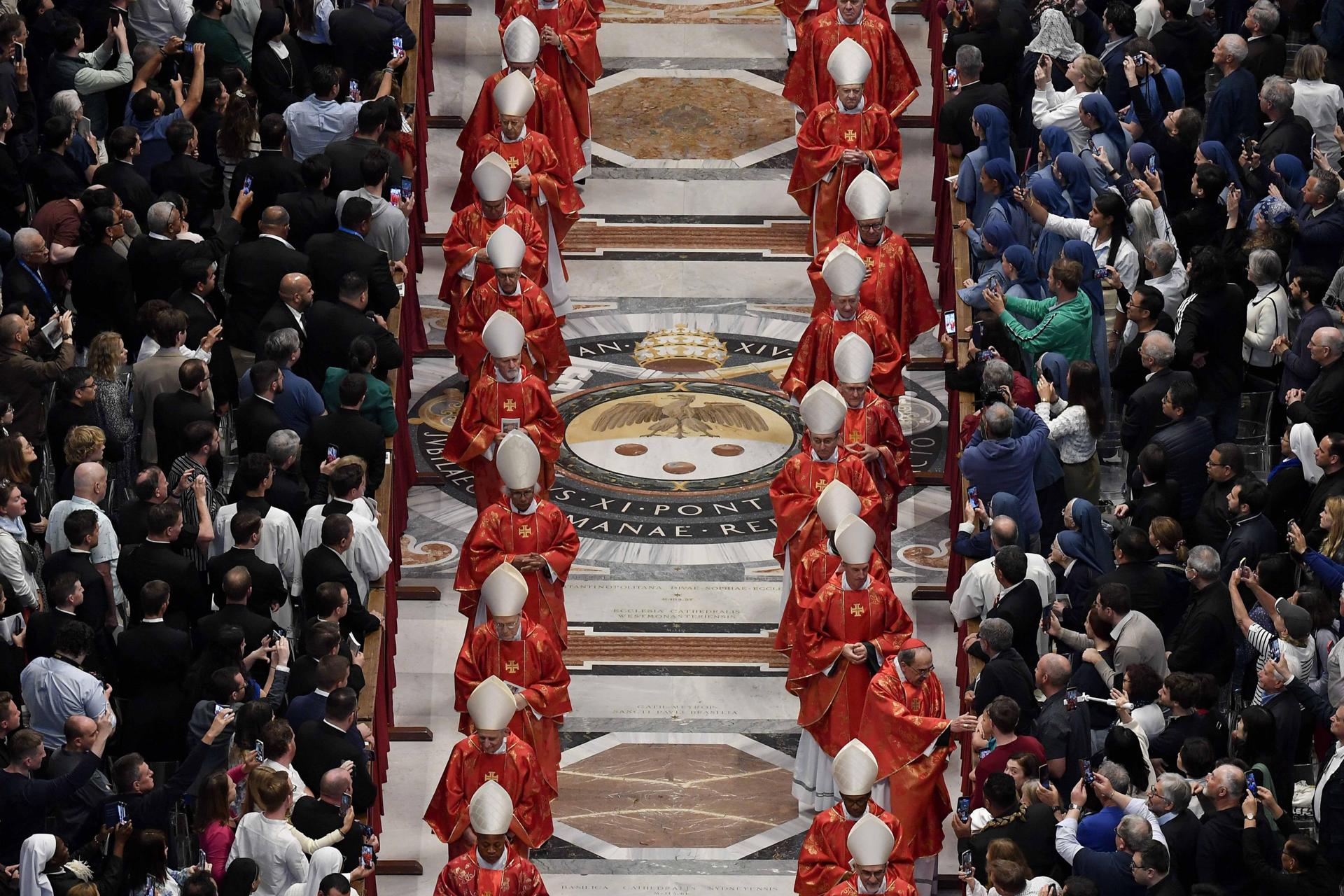 Una imagen proporcionada por los medios de comunicación del Vaticano muestra a los cardenales asistiendo a una misa especial 'Pro eligendo papa' o para la elección del Papa, antes del inicio del cónclave, en la Basílica de San Pedro en el Vaticano, el 07 de mayo de 2025. 