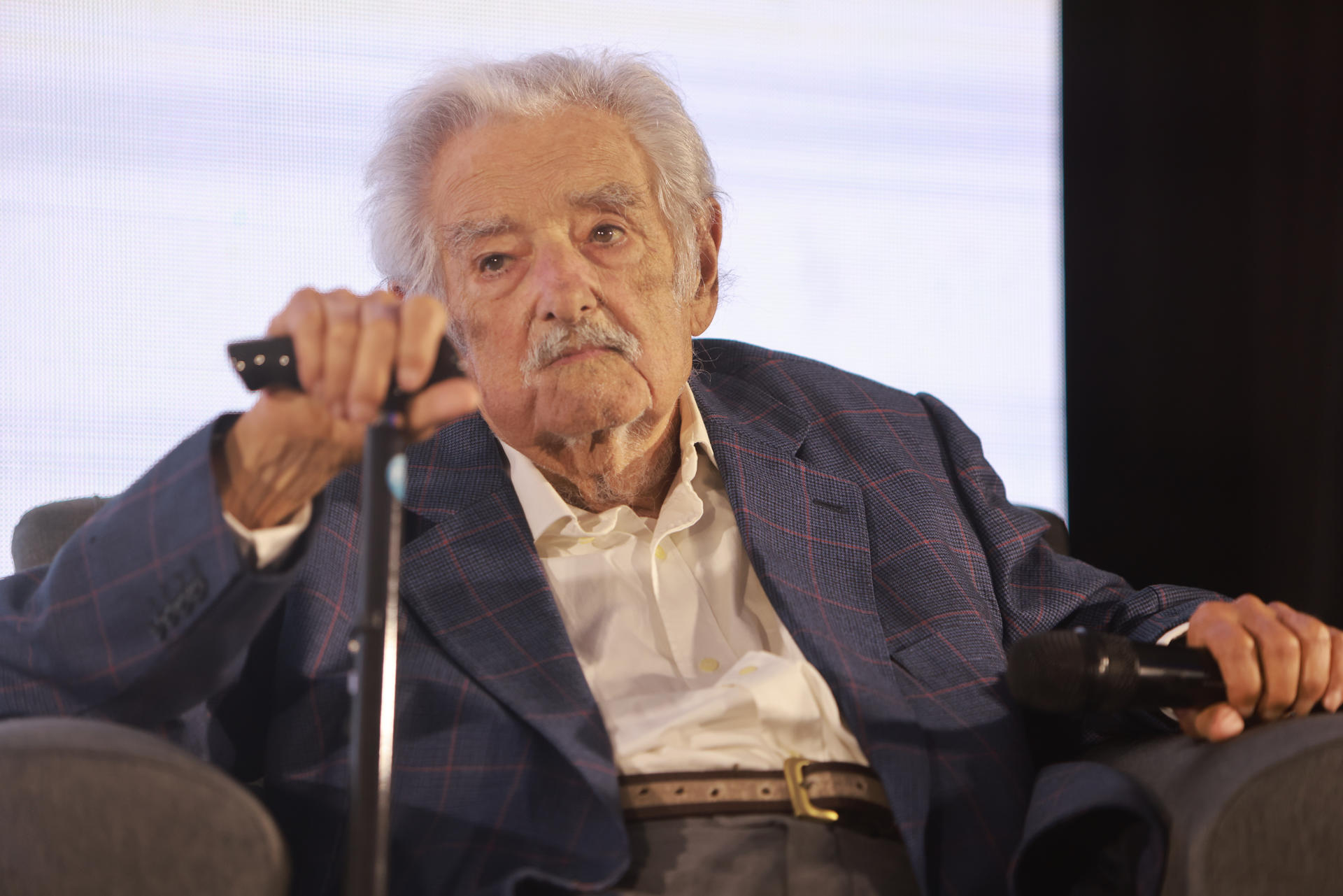 AME3262. MONTEVIDEO (URUGUAY), 27/03/2025.- El expresidente de Uruguay José Mujica participa en un encuentro que el opositor Partido Colorado organiza para conmemorar los 40 años de democracia en el país este jueves, en Montevideo (Uruguay). EFE/ Gastón Britos