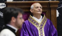 Quién es Matteo Zuppi, el cardenal italiano que suena como posible sucesor del papa Francisco