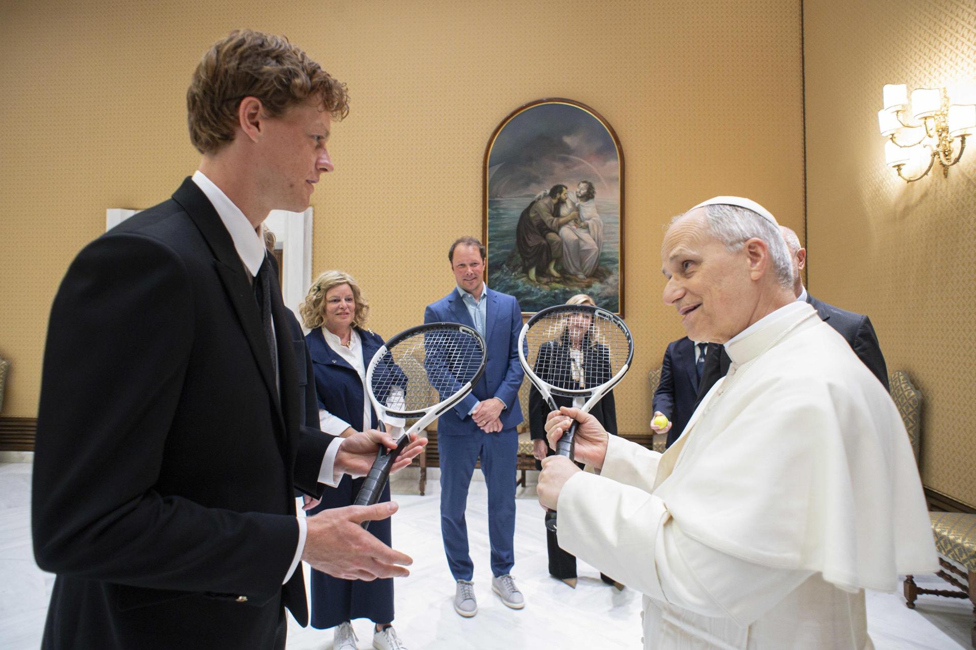 Una fotografía proporcionada por los medios de comunicación del Vaticano muestra al tenista italiano Jannik Sinner entregando una raqueta de tenis al Papa León XIV en la Ciudad del Vaticano, el 14 de mayo de 2025. (Papa, Tenis) EFE/EPA/VATICAN MEDIA HANDOUT SOLO USO EDITORIAL/NO VENTA