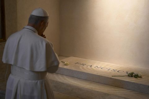 Papa León XIV acude a la tumba de Francisco tras visitar por sorpresa un santuario agustino