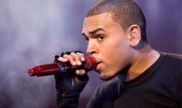 Chris Brown queda en libertad bajo millonaria fianza tras acusación por agresión en Londres