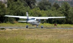 Accidente de avioneta en Curacaví: Recuperan cuerpos de las víctimas y los trasladan a dependencias de Carabineros en Santiago