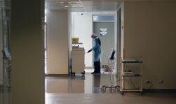 "Perjudica el funcionamiento del sistema de salud": Clínicas de Chile sobre médicos que usaron licencias para asistir partos