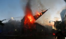 Su torre colpasó por las llamas: Icónica iglesia quemada el 18 de octubre de 2020 reabre sus puertas