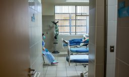 Nuevo informe de Contraloría revela que 250 médicos usaron licencias médicas para asistir partos en clínicas privadas