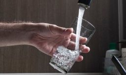 Proyecto de ley busca que restaurantes entreguen agua gratis a clientes: ¿De qué trata la iniciativa?