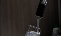 Ley del vaso de agua: Asociación Chilena de Gastronomía señala que iniciativa los tilda como "responsables la obesidad"