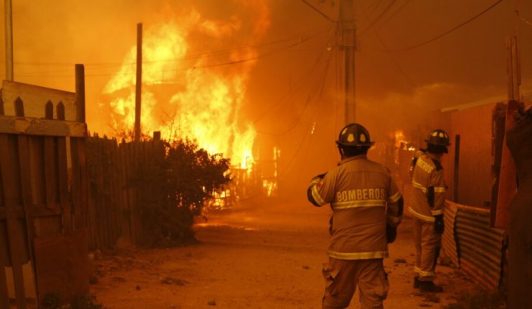 Exvoluntarios de Bomberos quedan en prisión preventiva por implicancia en megaincendio de Valparaíso