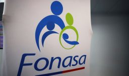 ¿Quiénes pueden ser cargas legales en Fonasa y cómo se inscriben?
