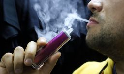 Este martes entra en vigor la ley que regula el uso de vapeadores: ¿Cuáles son los riesgos que tienen para la salud?