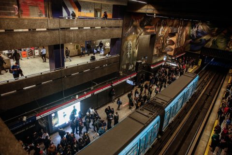 Problemas en Línea 1: Metro mantiene cuatro estaciones sin servicio por falla en Universidad de Chile