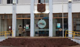 Con licencia médica: Funcionario municipal de Puerto Montt salió del país 20 veces y faltó 400 días al trabajo