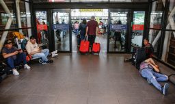 Contraloría detecta que más de 35 mil trabajadores viajaron al extranjero con licencia médica: 25 mil pertenecen al sector público