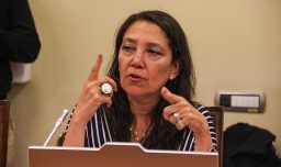 Fundación denuncia a ministra Lobos por emplazar a Fiscalía a aclarar supuesto "pinchazo" a teléfono de Presidente Boric
