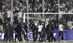 Colo Colo vuelve a la polémica: Detienen a 30 hincha albos en Argentina que intentaron entrar a estadio pese a prohibición