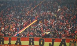 Hincha de Unión Española fue detenido por gestos racistas: Bailó como mono en partido contra Fluminense por la Sudamericana