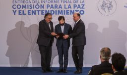 "Fórmula debatible, pero ofrece un camino": El avance del Gobierno tras recibir informe de Comisión para la Paz