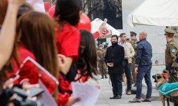 Presidente Boric sale de La Moneda para hablar con matronas que se manifestaban: “Se va a solucionar esto”