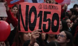 "¡Esta norma se deroga!": Así fue la celebración de las matronas en el centro de Santiago tras acuerdo con el Minsal