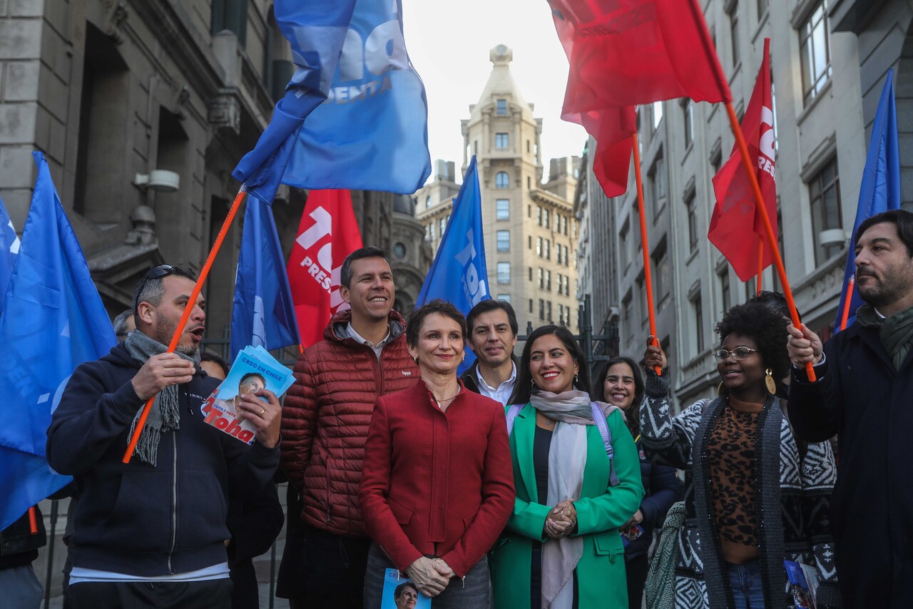Carolina Tohá lidera una jornada de volanteo en el centro de Santiago. En esta actividad participarán tanto voluntarios como parlamentarios, entre ellos los diputados Raúl Leiva y Daniel Melo, además de los alcaldes de Renca, Claudio Castro y de Quinta Normal, Karina Delfino/Agencia Uno