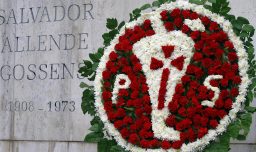 PS califica como "acto vandálico" la profanación del mausoleo de Salvador Allende en el Cementerio General y exige sanciones