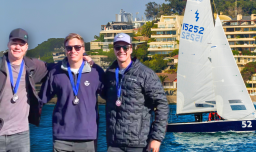 “Apuntamos al podio”: La historia del trío de jóvenes chilenos que busca hacer historia en el Mundial de vela