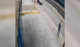 Detienen a hombre que empujó a ciudadano indio contra un auto en Iquique: Se salvó de milagro