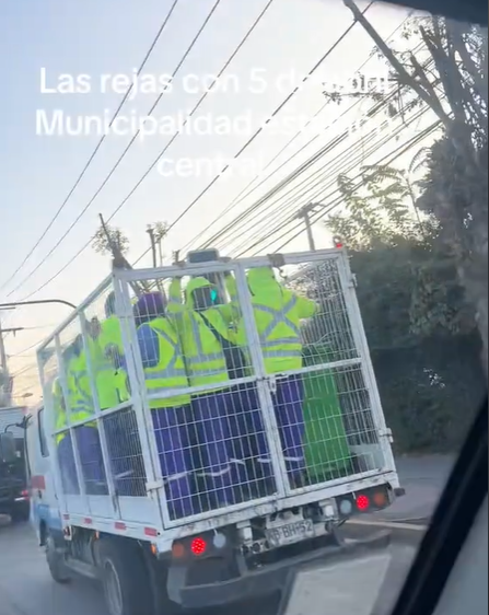 Trabajadores municipales de Estación Central trasladados a pie y al interior de un camión/Captura