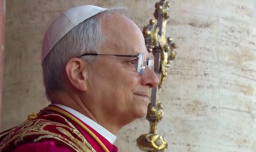 El primer discurso del Papa León XIV tras su elección: "Queremos una Iglesia que camina y construye puentes"