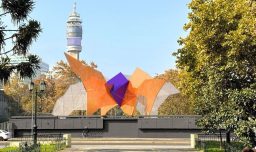 "Vientos de Luz": Revelan la nueva y colorida escultura que se ubicará fuera de la estación de Metro Los Héroes