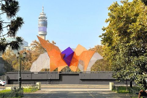 "Vientos de Luz": Revelan la nueva y colorida escultura que se ubicará fuera de la estación de Metro Los Héroes