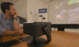 Proyectores EpiqVision Mini EF21 y EF22 de Epson: Potencia audiovisual y streaming integrado en formato portátil