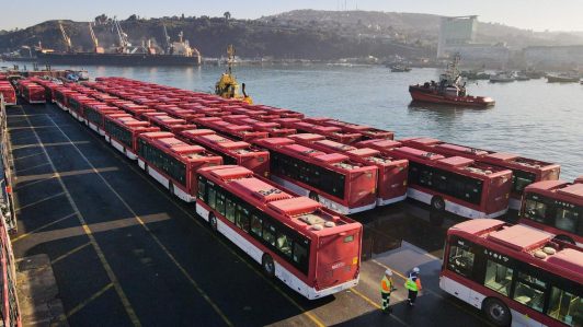 De China al puerto de San Antonio: Llegan 300 buses eléctricos para incorporarse al sistema de transporte capitalino