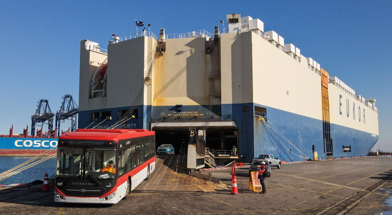 De China al puerto de San Antonio: Llegan 300 buses eléctricos para incorporarse al sistema de transporte/Ministerio de Transportes