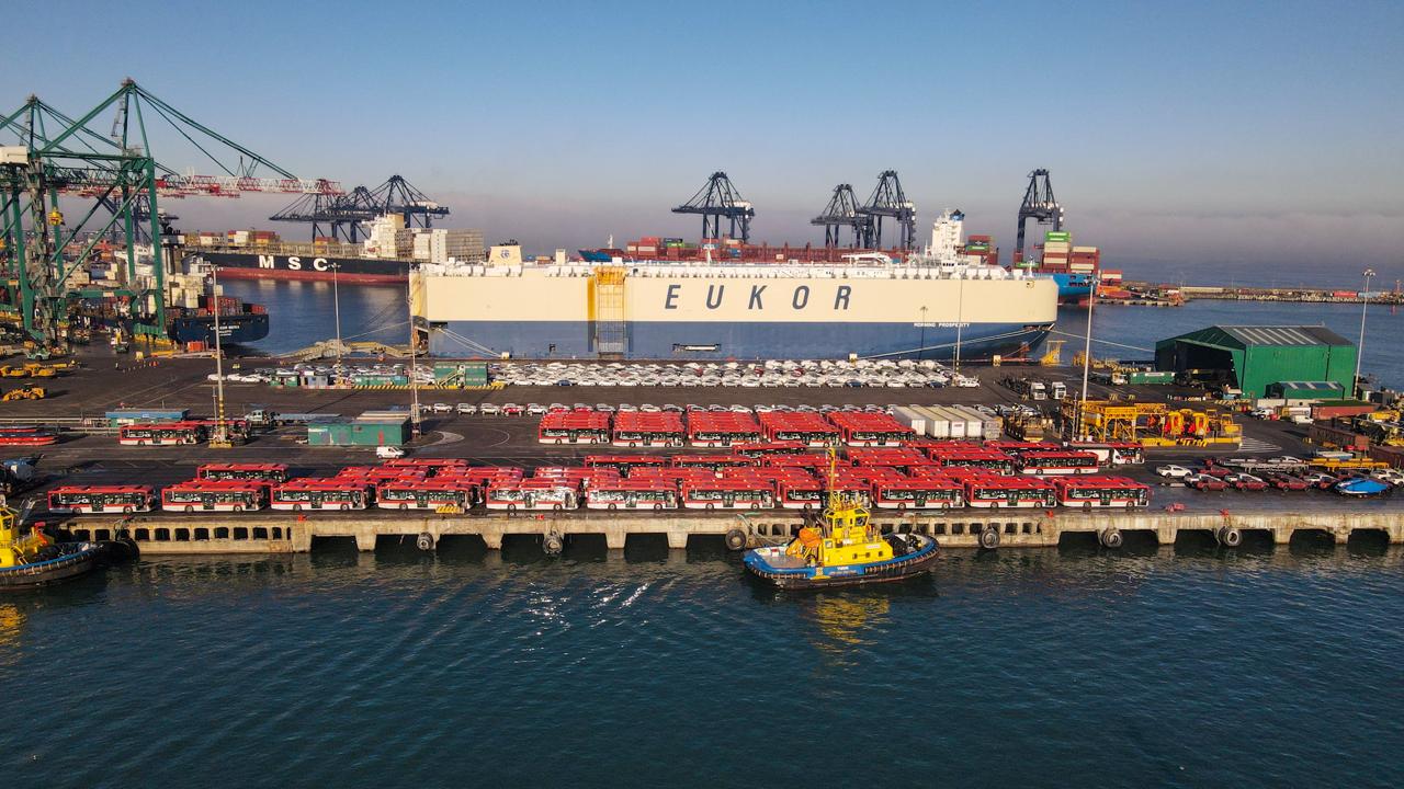 De China al puerto de San Antonio: Llegan 300 buses eléctricos para incorporarse al sistema de transporte/Ministerio de Transportes