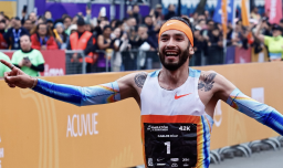 "Toda una vida" entrenando: El chileno Carlos Díaz se consagra en los 42K de la Maratón de Santiago 2025