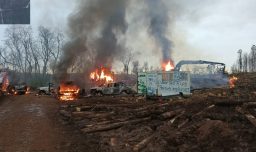 Ataque incendiario destruye maquinaria forestal en Mulchén: Atacantes exigen libertad para presos mapuches