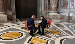 Zelensky calificó como "la mejor hasta ahora" su reunión con Trump en el Vaticano y defendió una tregua más prolongada