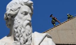 Bomberos instalan la chimenea para el cónclave en el techo de la Capilla Sixtina