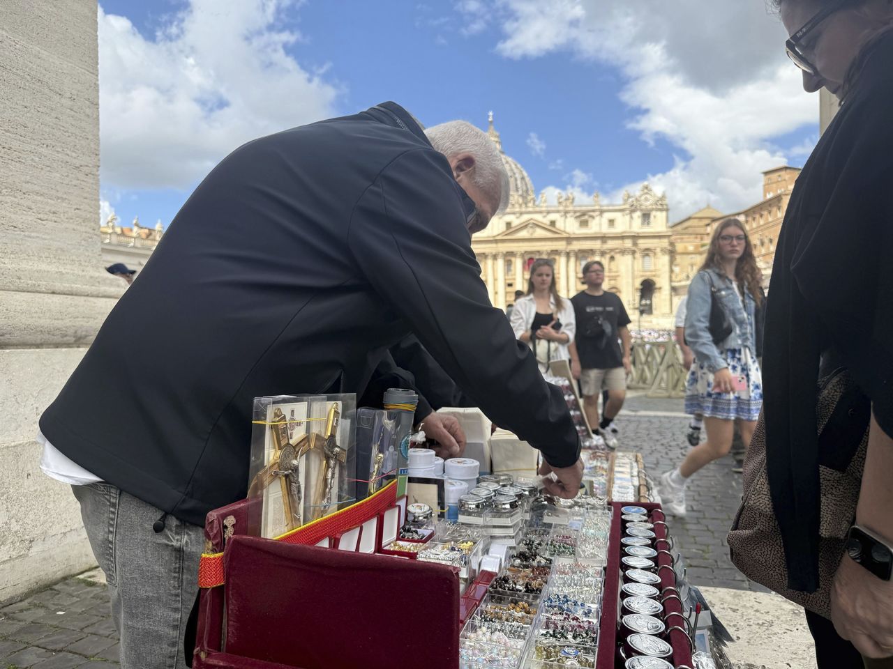 Un hombre vende recuerdos en la Plaza de San Pedro el jueves. Sabina Crisán/picture-alliance/dpa/AP