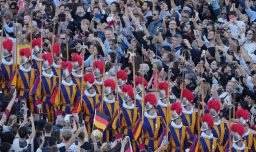 La Guardia Suiza y la banda marchan por la Plaza de San Pedro entre la multitud que espera conocer al nuevo papa