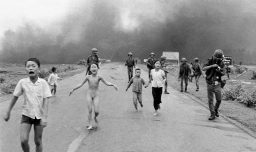 ¿Quién tomó la foto "Napalm Girl"? Polémica por verdadera autoría de la imagen símbolo de la guerra de Vietnam