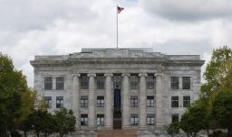 "Pierde su imagen como centro de formación global": La crítica al veto de EE.UU. a alumnos extranjeros en Harvard